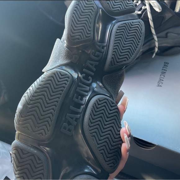 Authentic triple s balenciaga sneakers, size 7 1/2 womens , 38 . - Picture 4 of 4